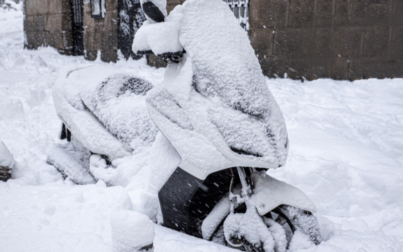 motocicleta acoperita de zapada iarna